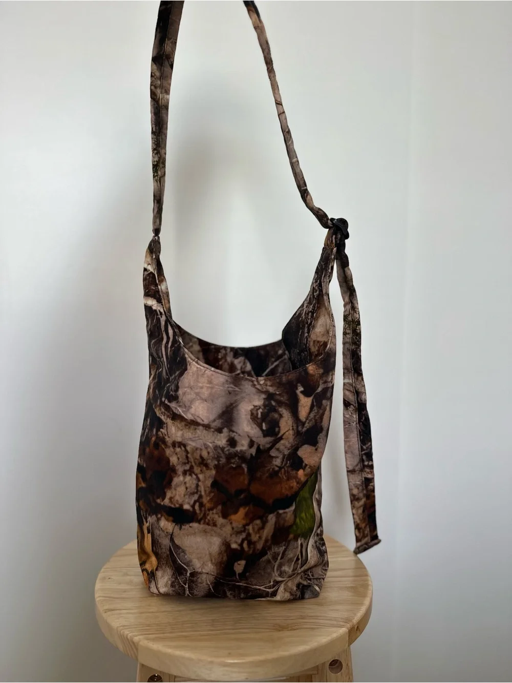 BAGGU Photo Forest Camo Print Small Nylon Sling Bag (like new!) - Picture 4 of 9